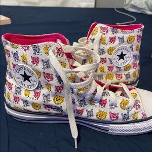 Brand new never worn converse. Size 6 in mens, but can go as a women’s shoe.